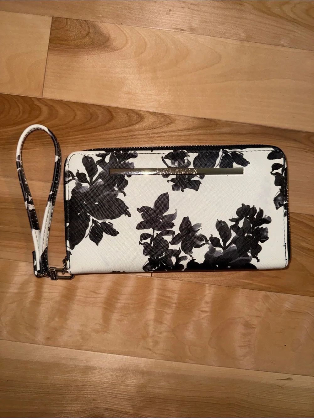Steve Madden Black & White Floral Wristlet Wallet NWOT * manufacturer defect pic